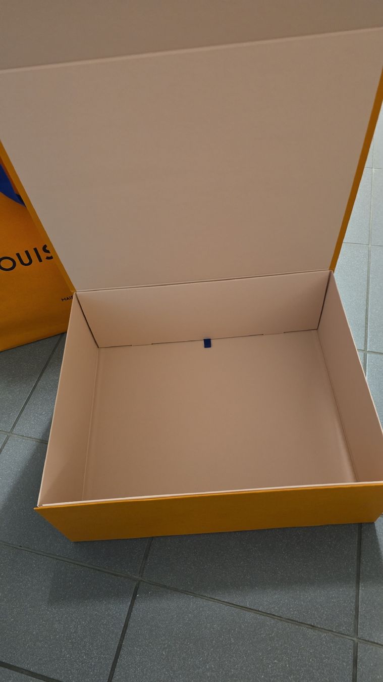 Louis Vuitton Borse: Louis Vuitton Box & Papiertüte  – Usato da Steinmaur venduto da DS89 2