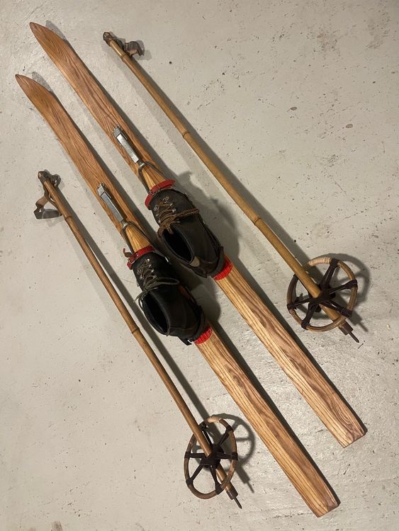 Miniatur-Ski Mit Stöcken Im Maßstab 1:12 – Perfekt Für Puppenstube Oder Als Geldgeschenk