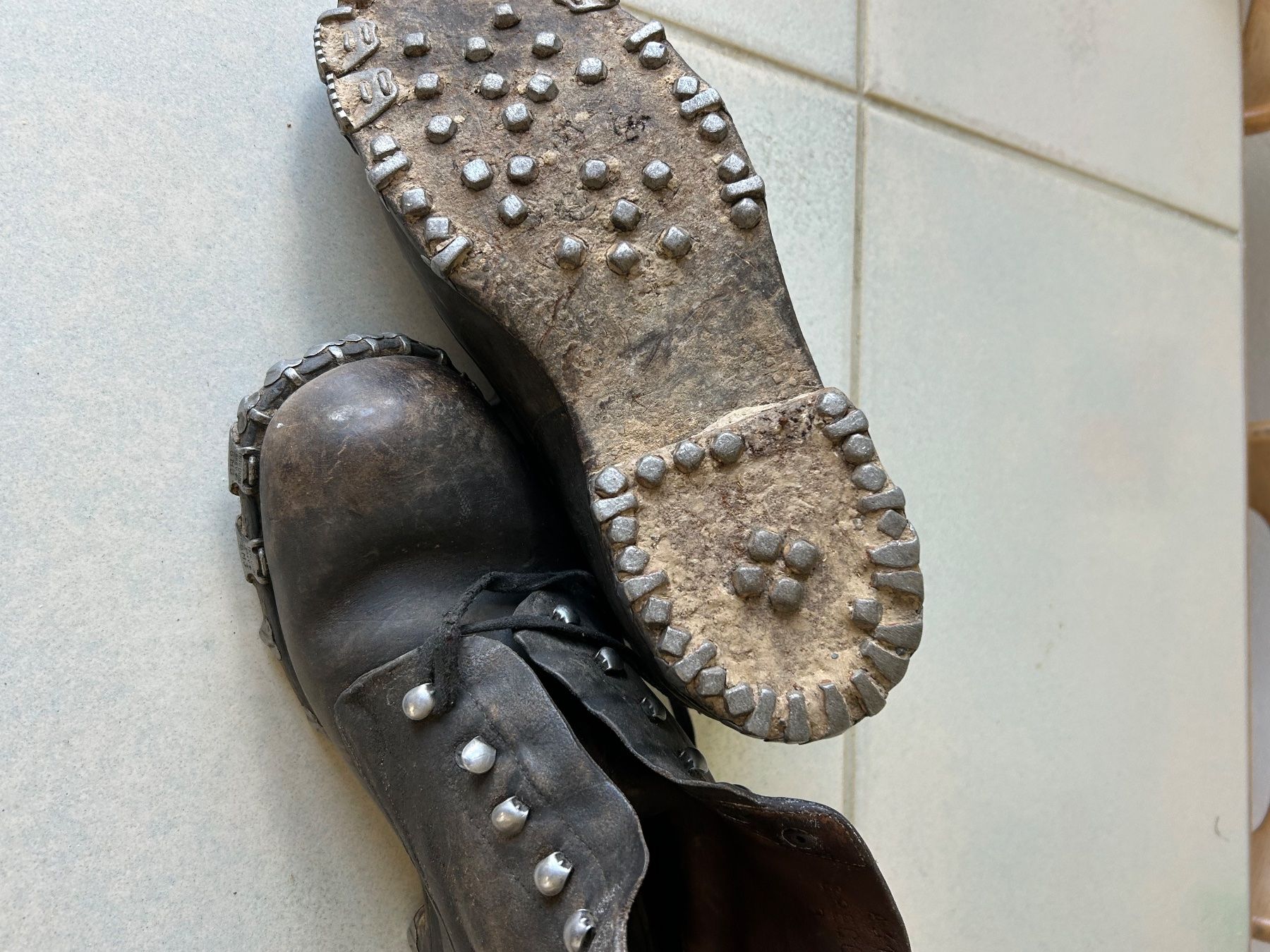 Scarpe da uomo: Antike Militärschuhe – Usato da Wädenswil venduto da Nanny08 1