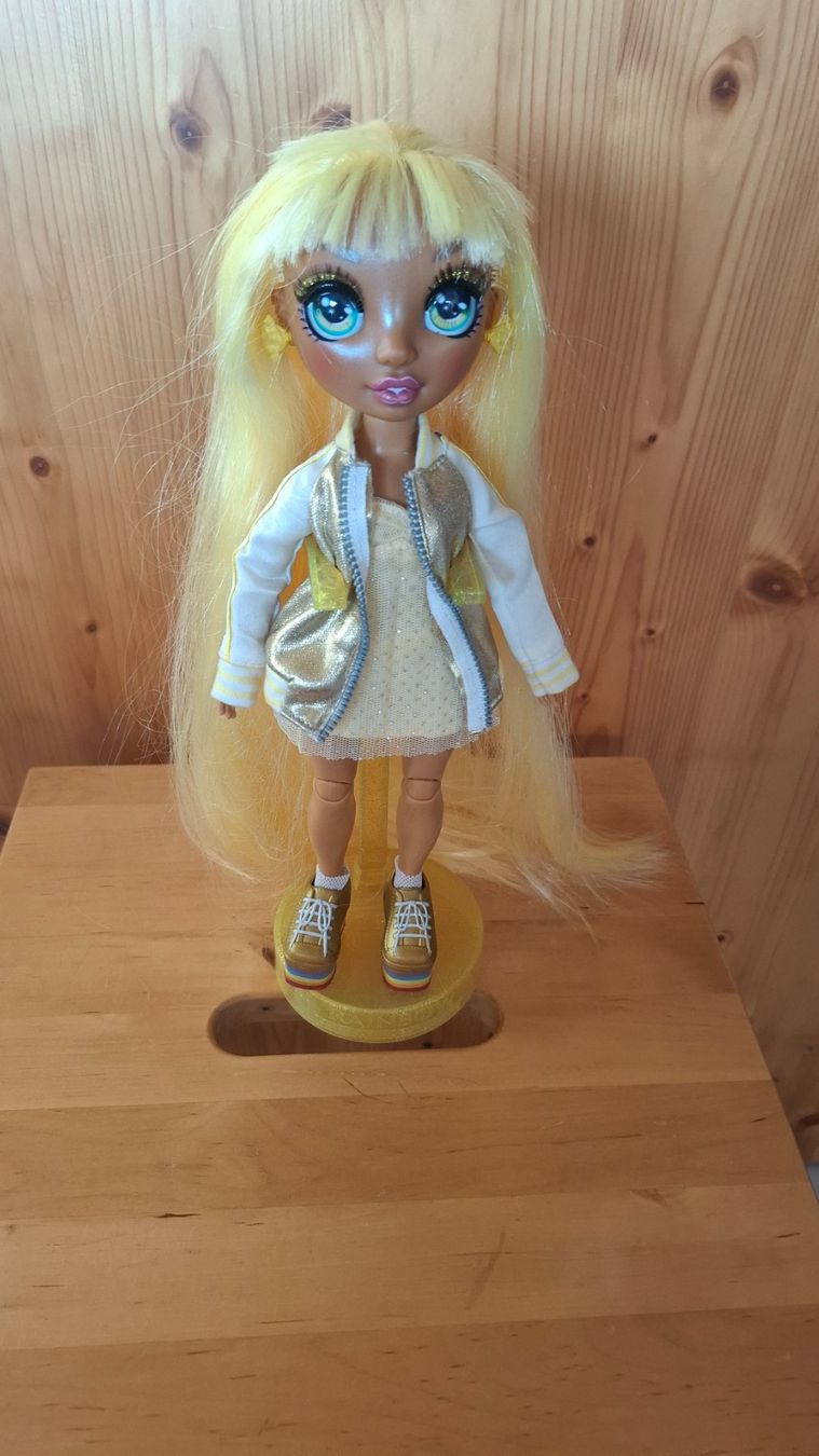 Bambole: Tolle orginal Markenpuppe auf Sockel blond – Usato da Mogelsberg venduto da Lavidapura 2