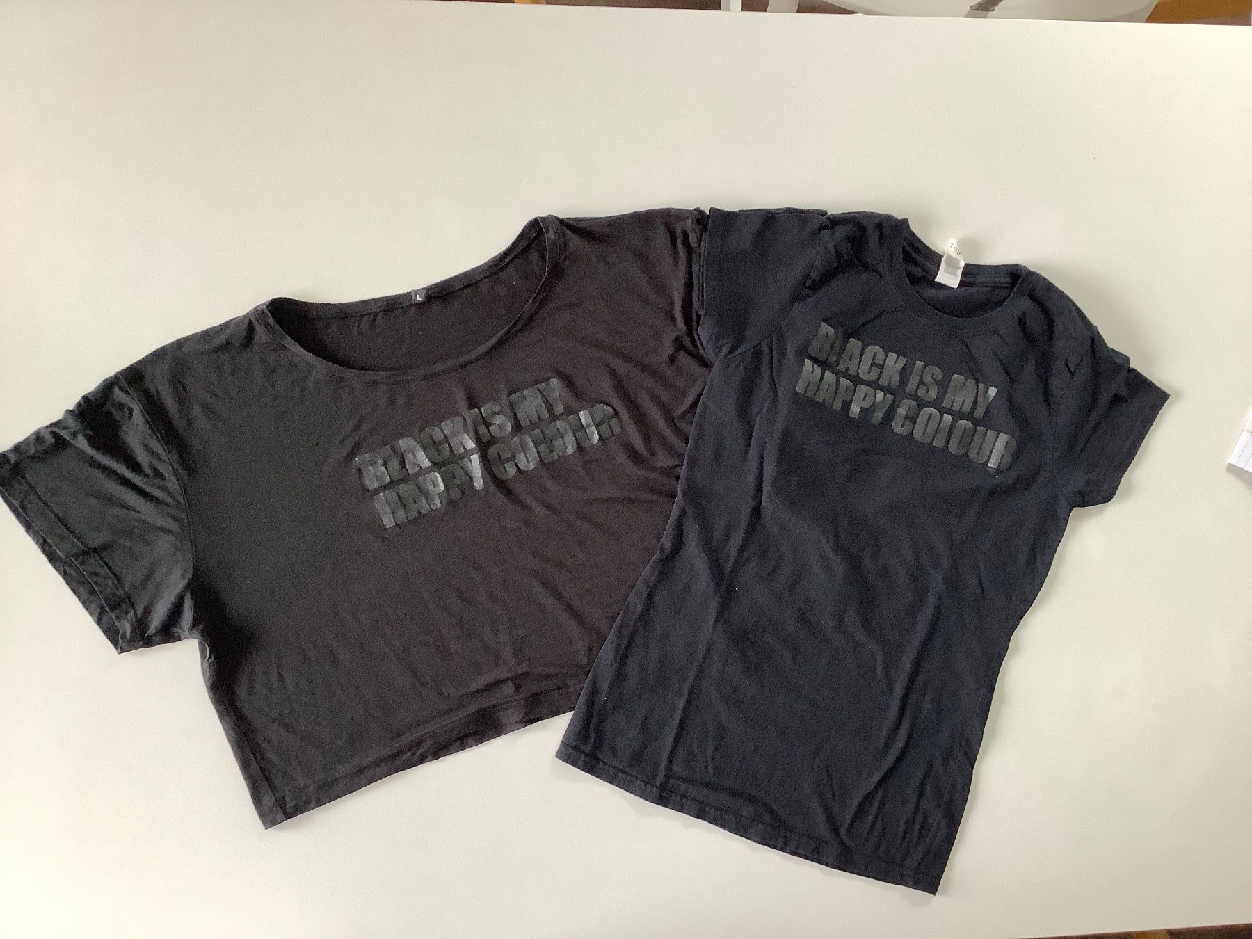 T-Shirts: Zwei T-Shirts ,BLACK IS MY HAPPY COLOUR' – Gebraucht aus Triesen von boston7