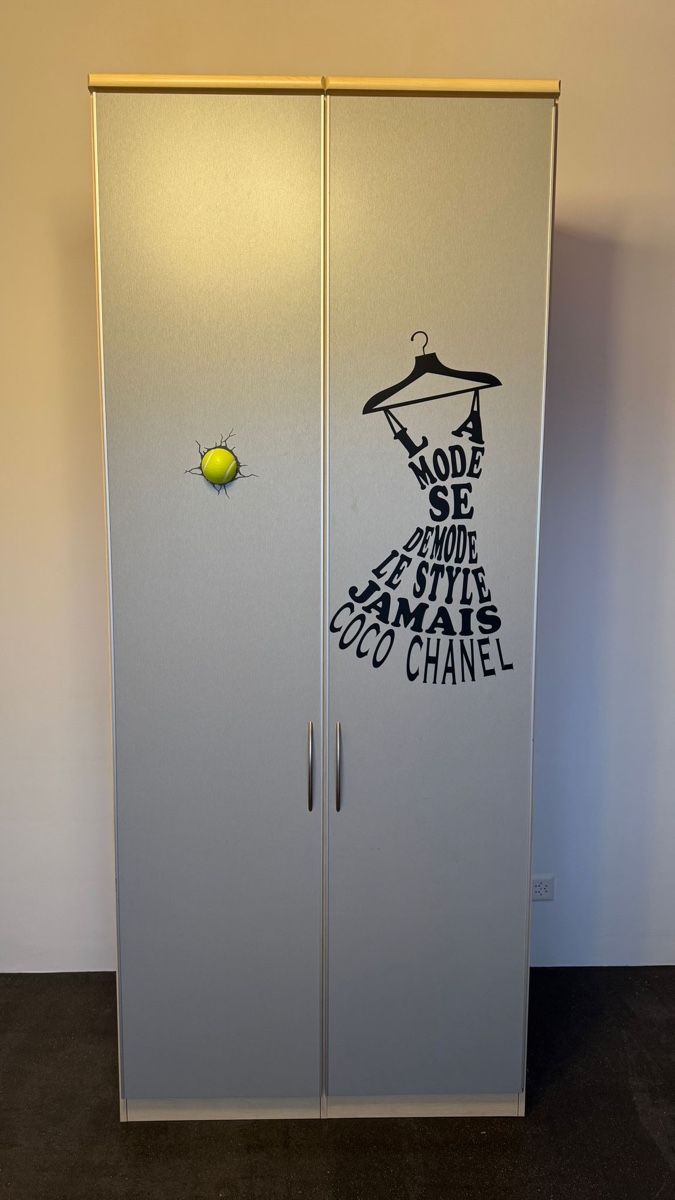 Schränke: Hoher Kleiderschrank (242cm) - abgebaut – Gebraucht aus Ramlinsburg von Meeliinaa 2