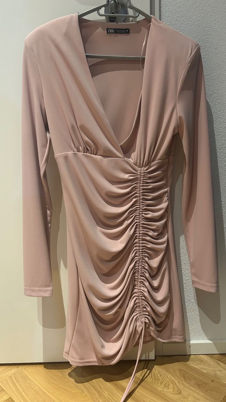 Vestiti: Neues pinkes Kleid Größe M – Nuovo (secondo la descrizione) da Zürich venduto da gol_zrr2 2