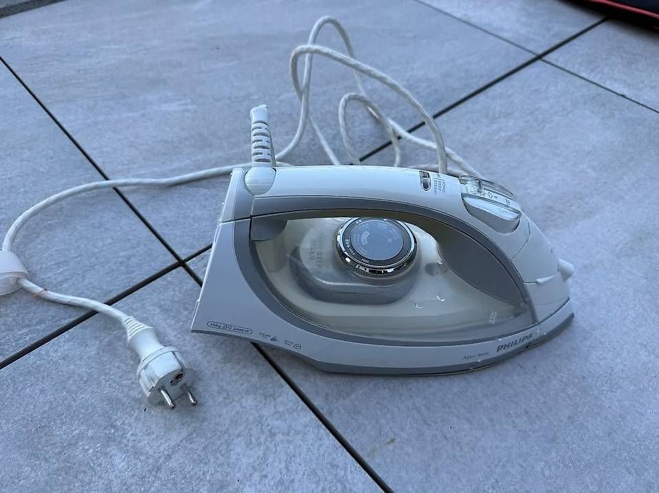Philips Bügeleisen: Philips Azur Ionic Dampfbügeleisen  2400W  Dampfstoss – Gebraucht aus Bäch SZ von Mastergevin