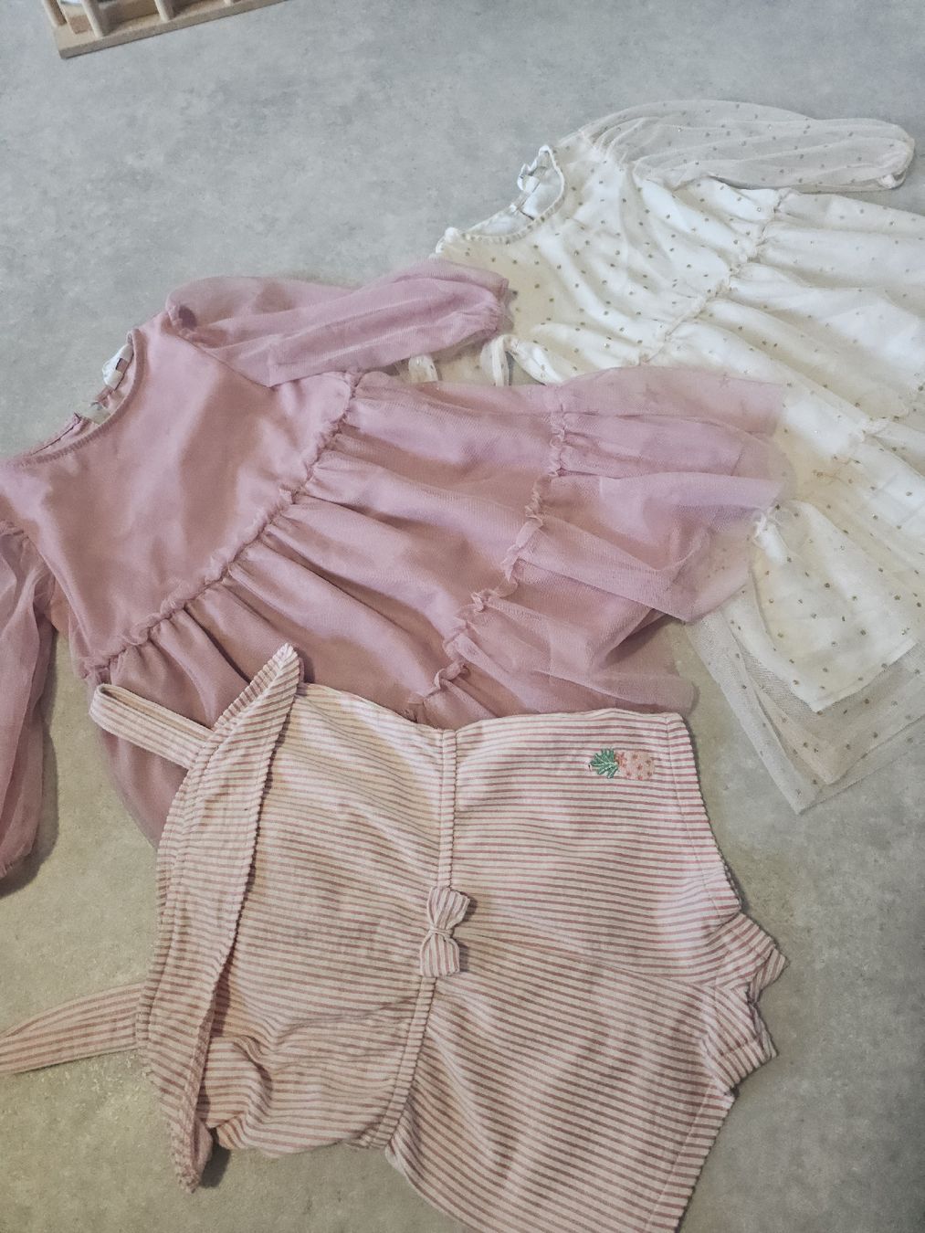H&M Lotti & Set di vestiti: Lot de 3 robes & barboteuse taille 92 – Usato da Sornetan venduto da T.a333 1
