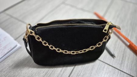 Borsetta nera con catena dorata, nuova pelle