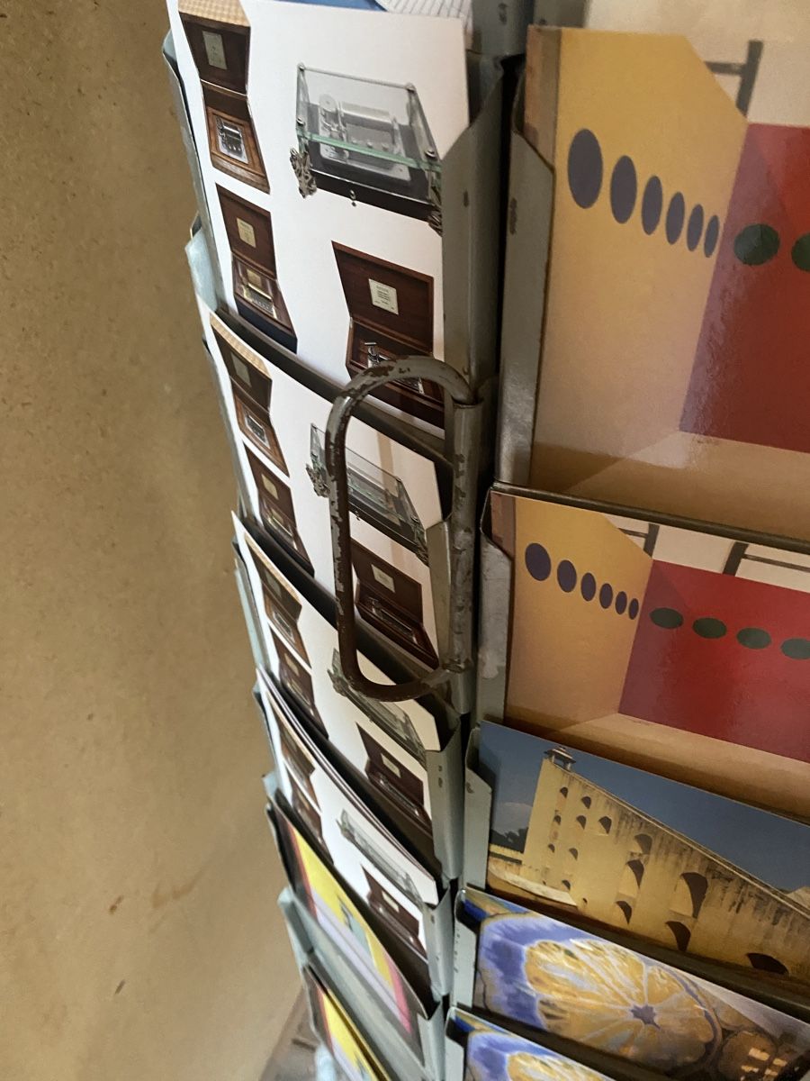 Allestimento di negozi e stand fieristici: Présentoir vintage cartes postales  – Usato da Lausanne venduto da Csamadhi 5