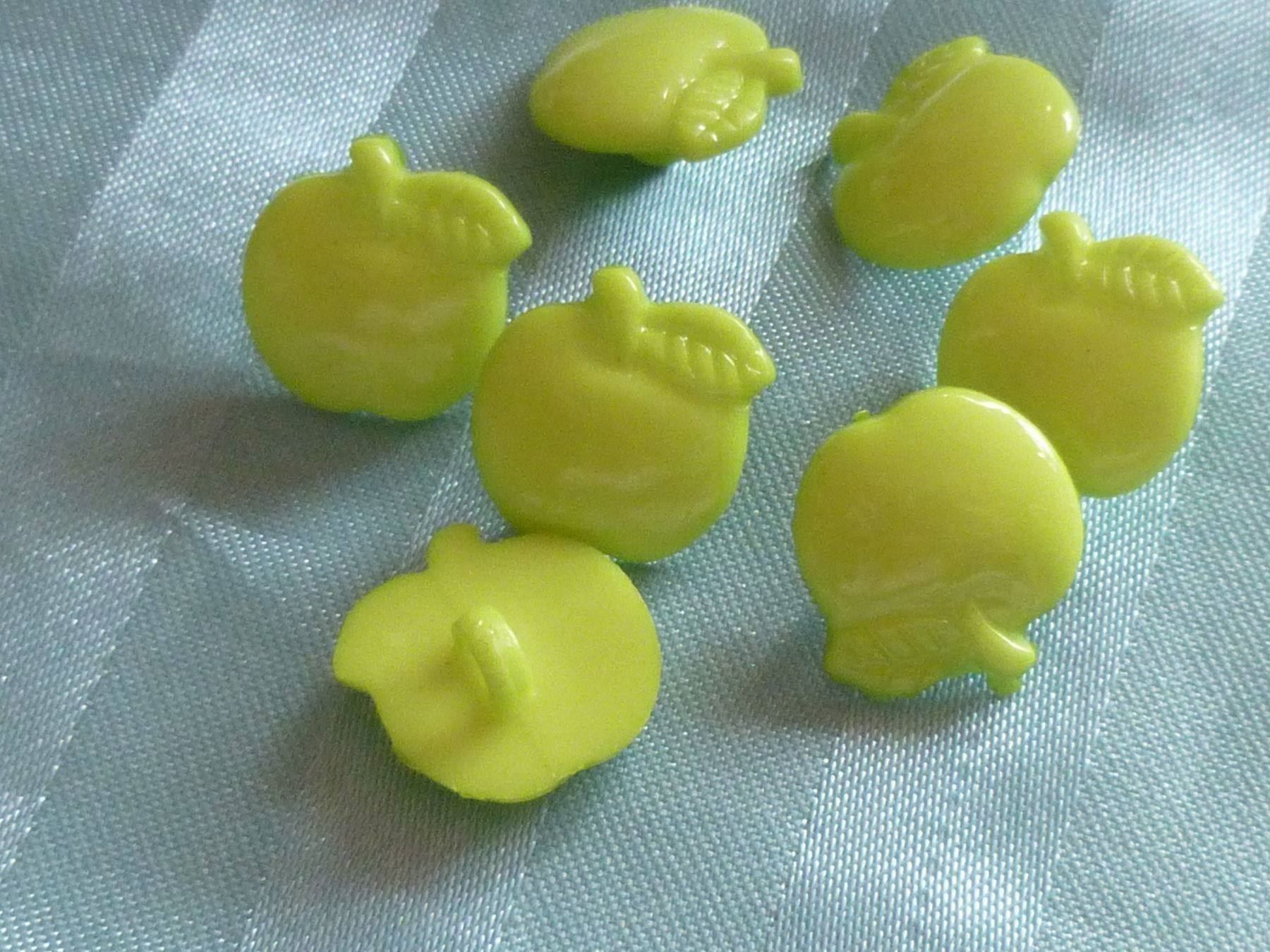 Knöpfe: 40 Knöpfe Granny Smith Acryl 16 mm – Neu (gemäss Beschreibung) aus Hinwil von Glasperlen