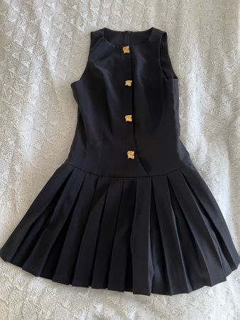 Elegantes, kurzes, schwarzes Kleid mit goldenen Details