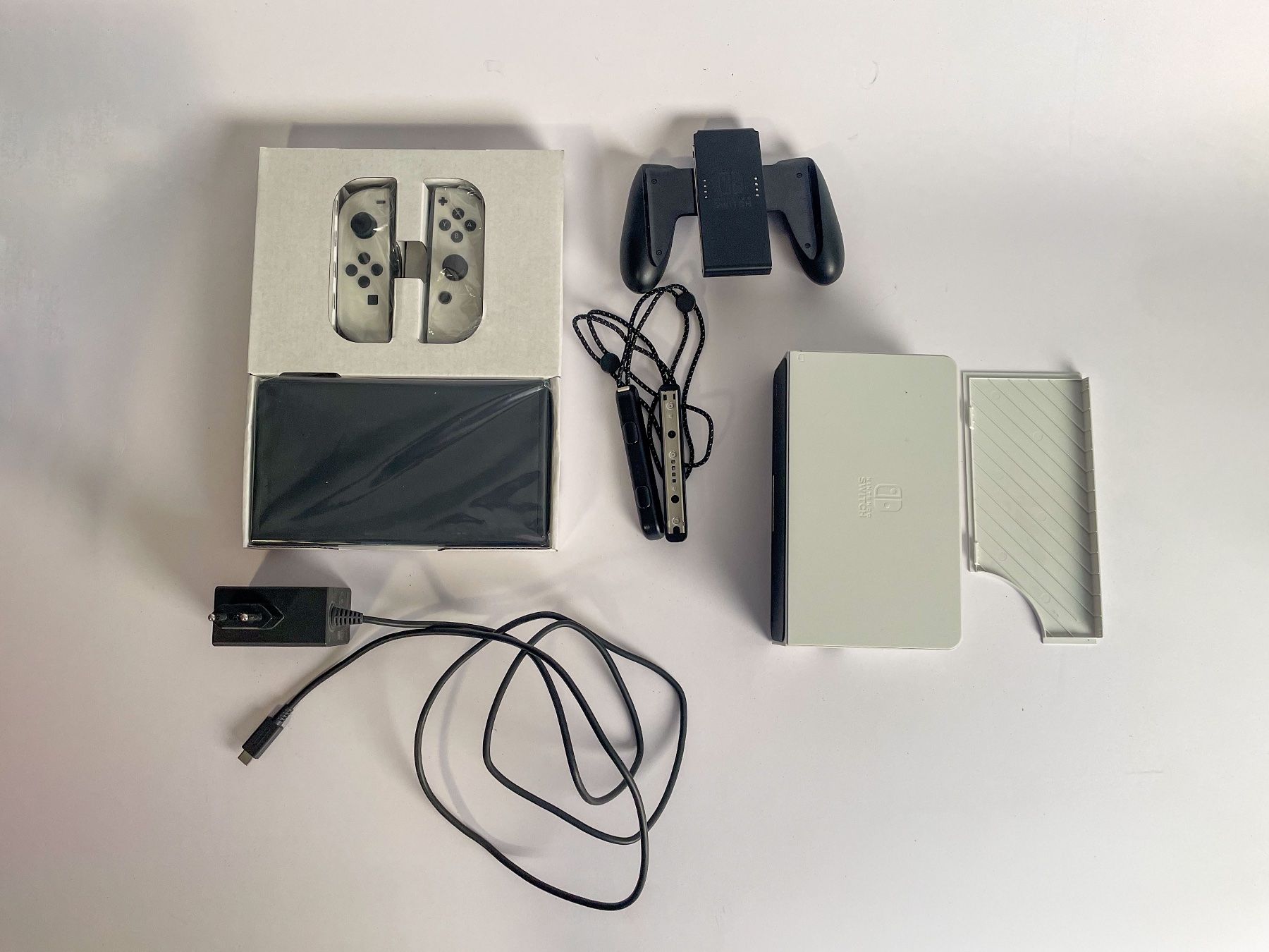 Nintendo Console: Nintendo Switch OLED inkl. einem Spiel, Case + 128GB SD – Usato da Port venduto da Ubuy 2