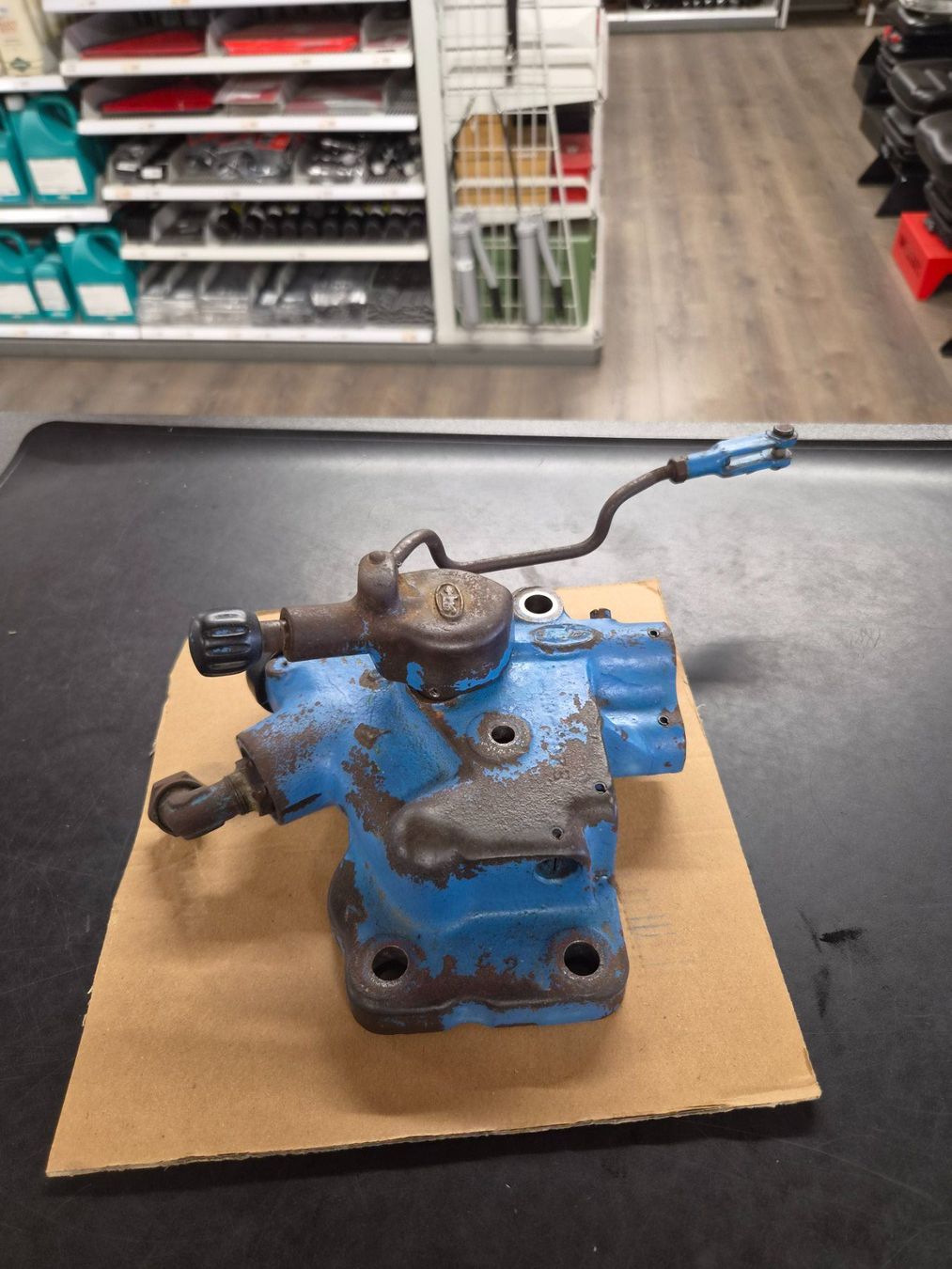 Autres pour métaux et serrurerie: Hydraulikventil, Steuerventil zu Ford Traktor gebraucht – D'occasion à Buttisholz par traktorenwerkstatt