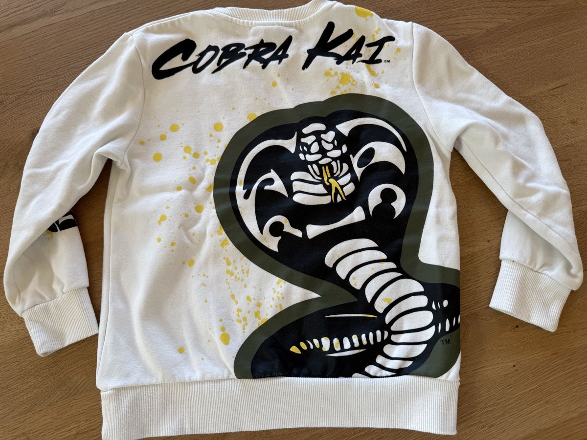 Maglioni & Felpe: Cobra Kai Pullover, Grösse XXS (122/128) – Usato da Goldswil venduto da Fisel 1