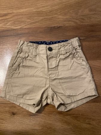 H&M Shorts beige mit Segelboot-Muster Grösse 68
