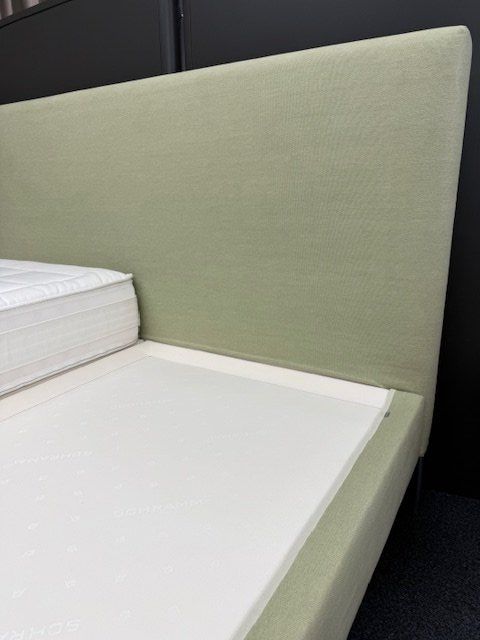 Betten: SCHRAMM Bett Basis 18 mit Kopfteil Change, 180x200 – Neu (gemäss Beschreibung) aus Winterthur von Schlafpunkt 5