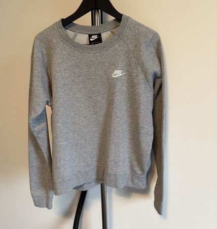 Pull Nike gris, taille S, parfait pour l'automne!