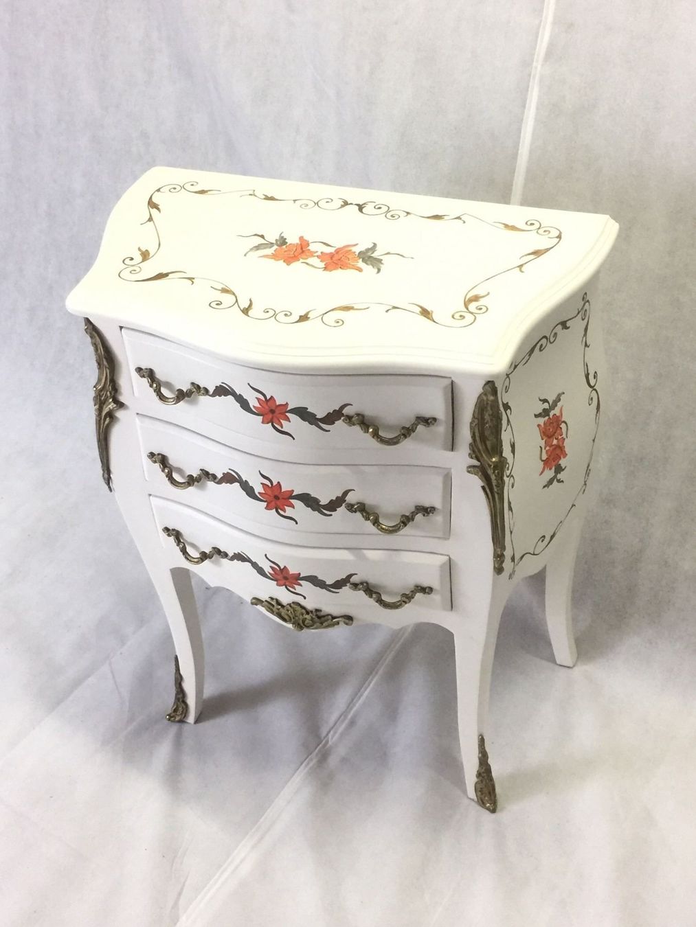 Cassettiere: Commode de style Louis XV,motif fleuri. – Usato da geneve venduto da louisart 2