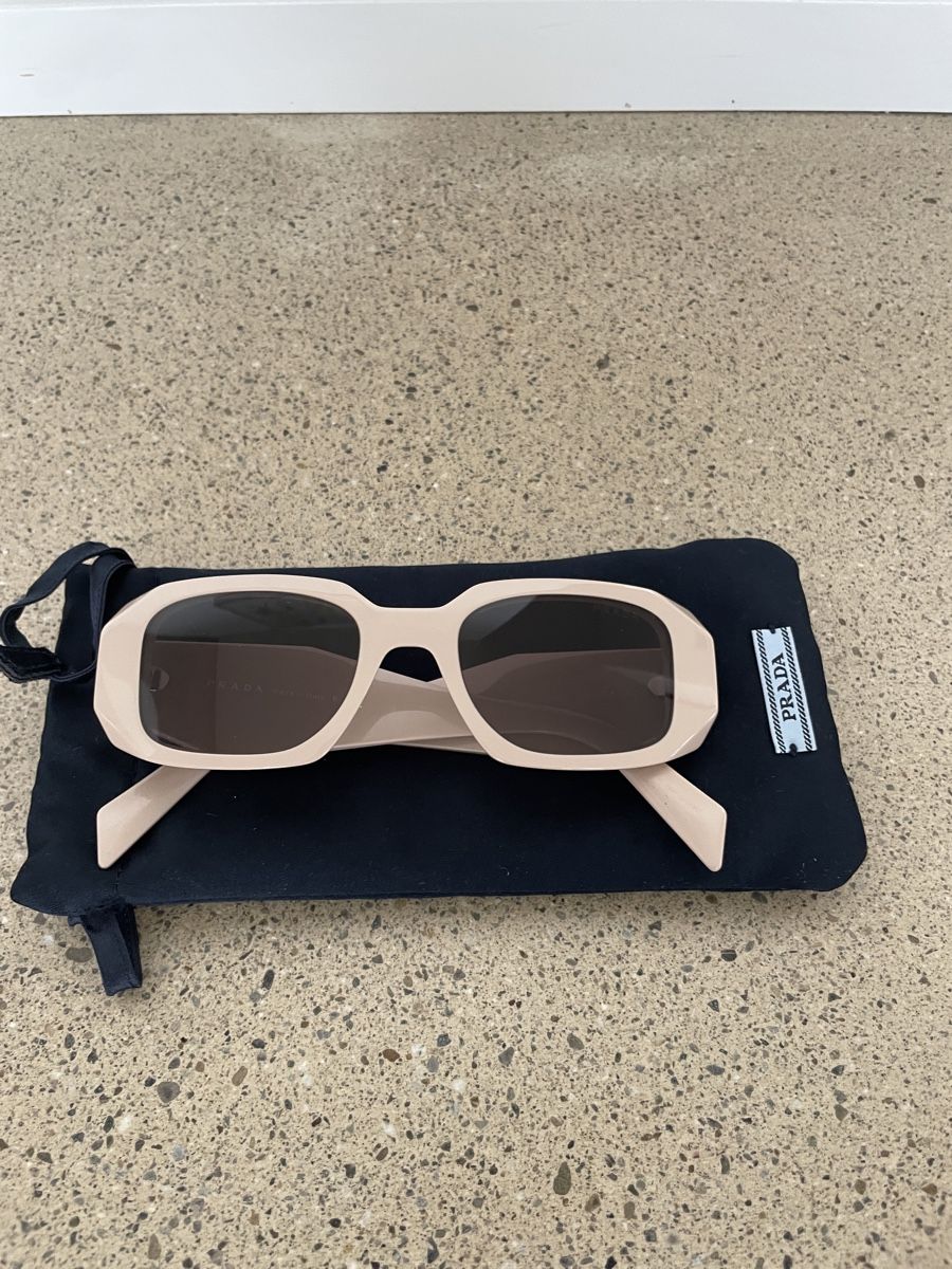 Prada Lunettes & Verres: Prada Sonnenbrille – D'occasion à Stäfa par Nicole093 3