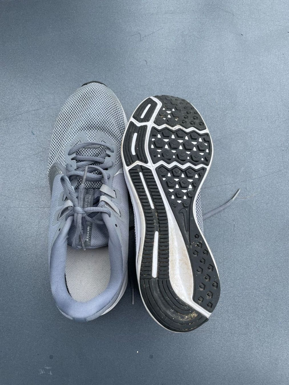 Nike Herrenschuhe: Nike Downshifter Running Schuhe grau-silber Grösse 44 – Gebraucht aus Zürich von ONA-Online 1