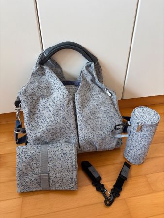 Wickeltasche von Lässig mit viel Zubehör
