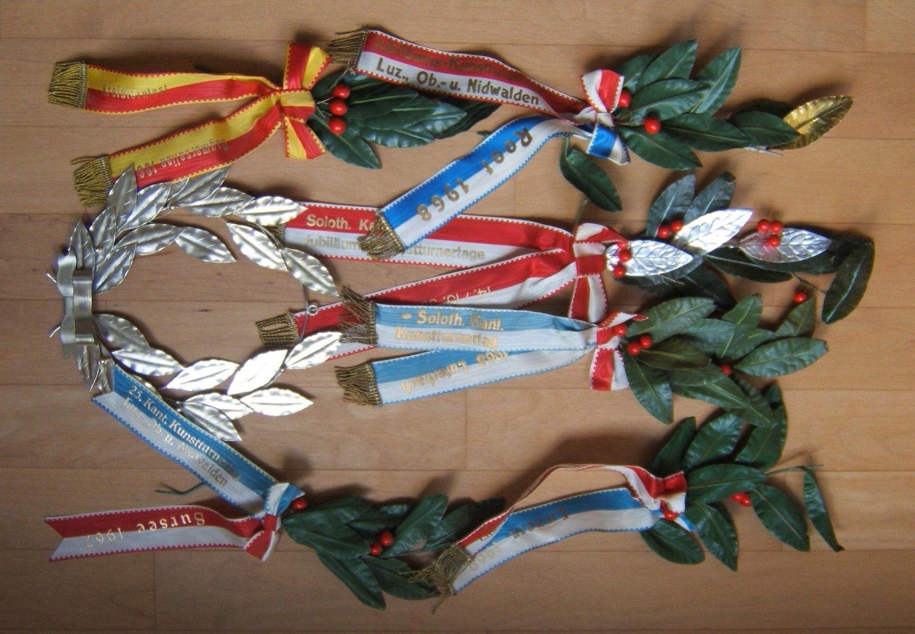 Placchette & Badge: 6 TURNER SIEGESBÄNDEL 1967 - 1969 + LORBEERKRANZ – Usato da Brunnen venduto da Nonne04
