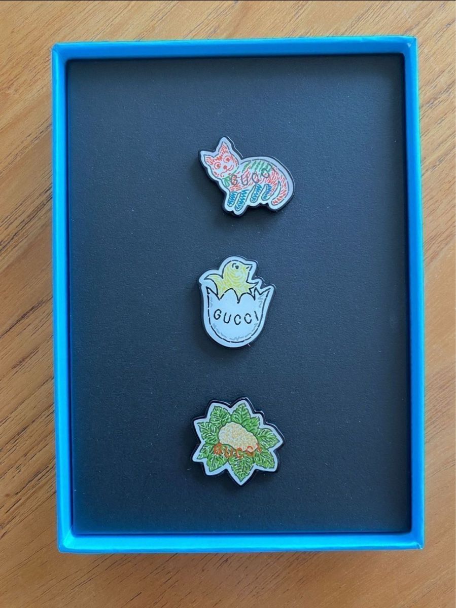 Placchette & Badge: Authentic GUCCI Enamel Pin Set, Limited Edition, Spring – Nuovo (secondo la descrizione) da Zürich venduto da Grothschild 1