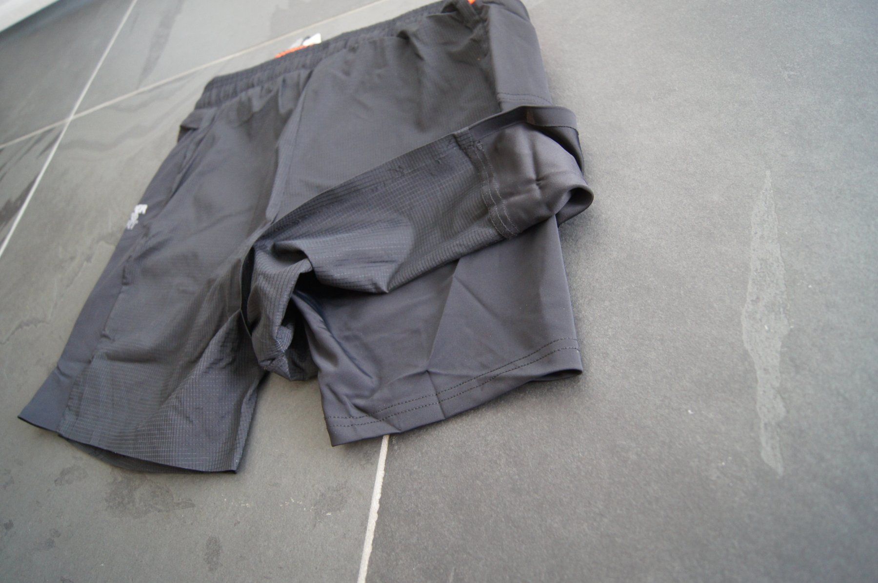 Superdry Pantaloni: Superdry Double Layer Shorts 2 in 1 kurze Hose – Nuovo (secondo la descrizione) da Triesen venduto da biketunerle 3