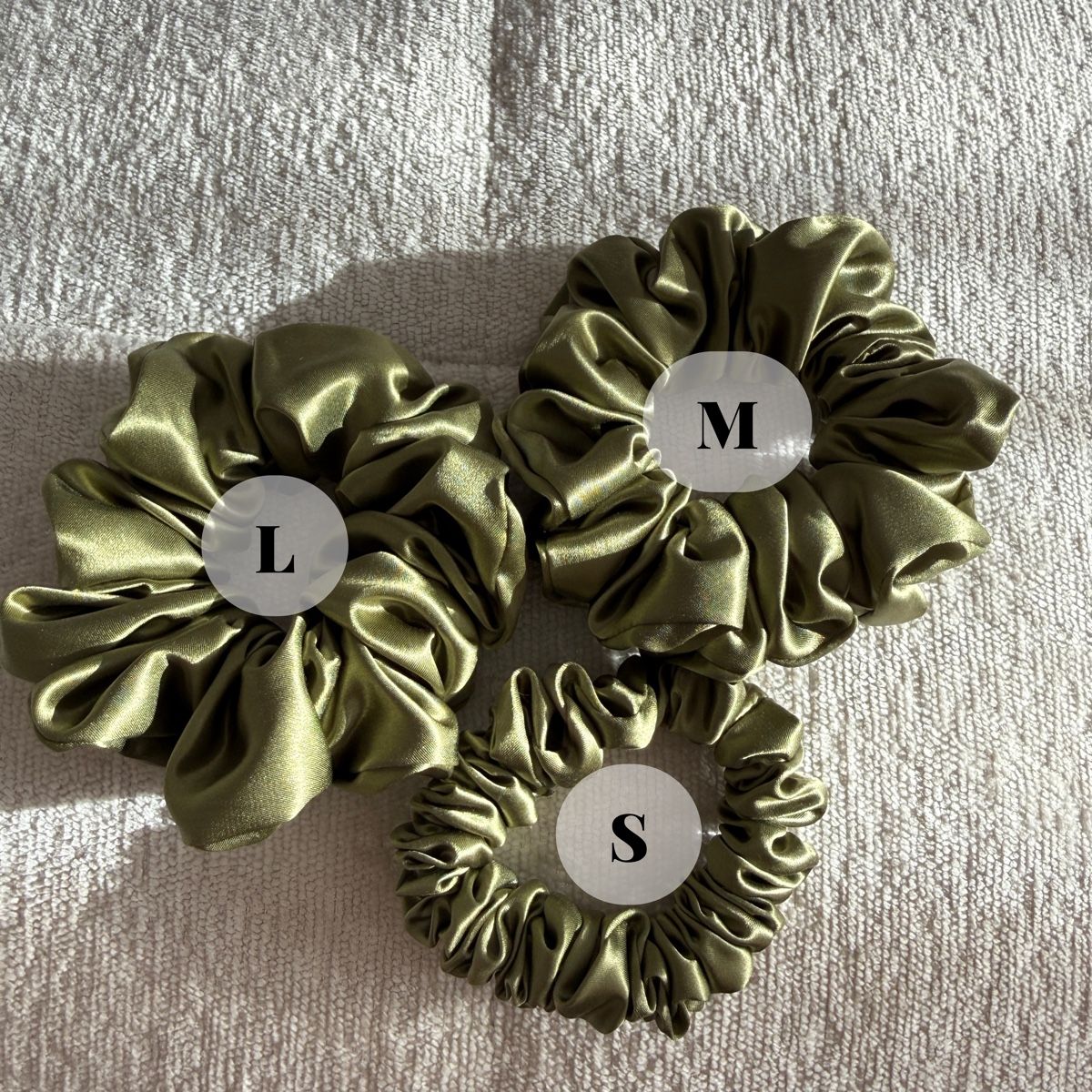 Accessori per capelli: 14# olive green 100% Mulberry Silk Scrunchie Size L - NEW! – Nuovo e nell'imballaggio originale da Winterthur venduto da LeLe0606 1