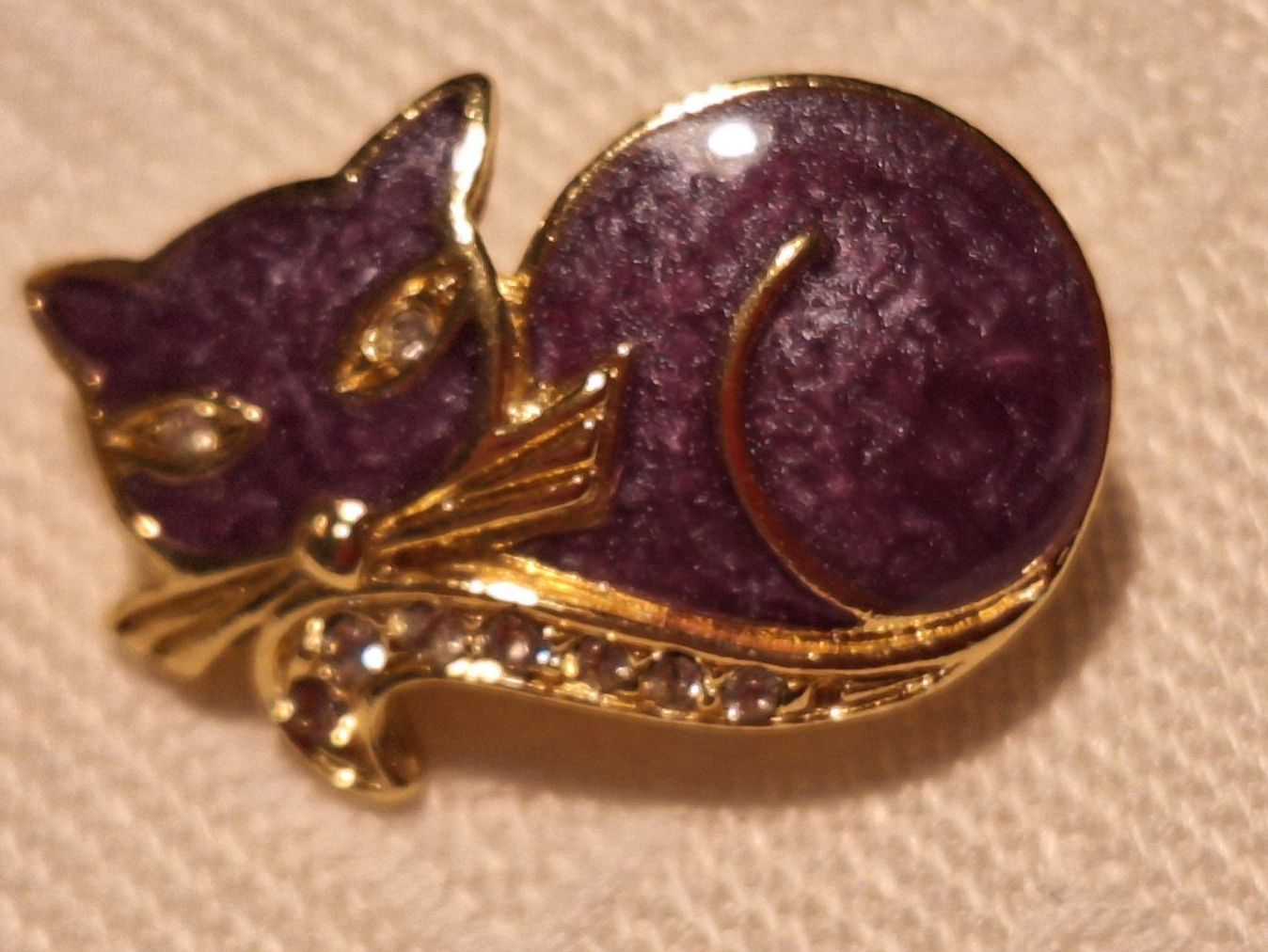 Broschen & Nadeln: 2 Vintage Broschen Modeschmuck , Emailiert Katze , Eichhorn – Gebraucht aus Dornach von majo8689 1