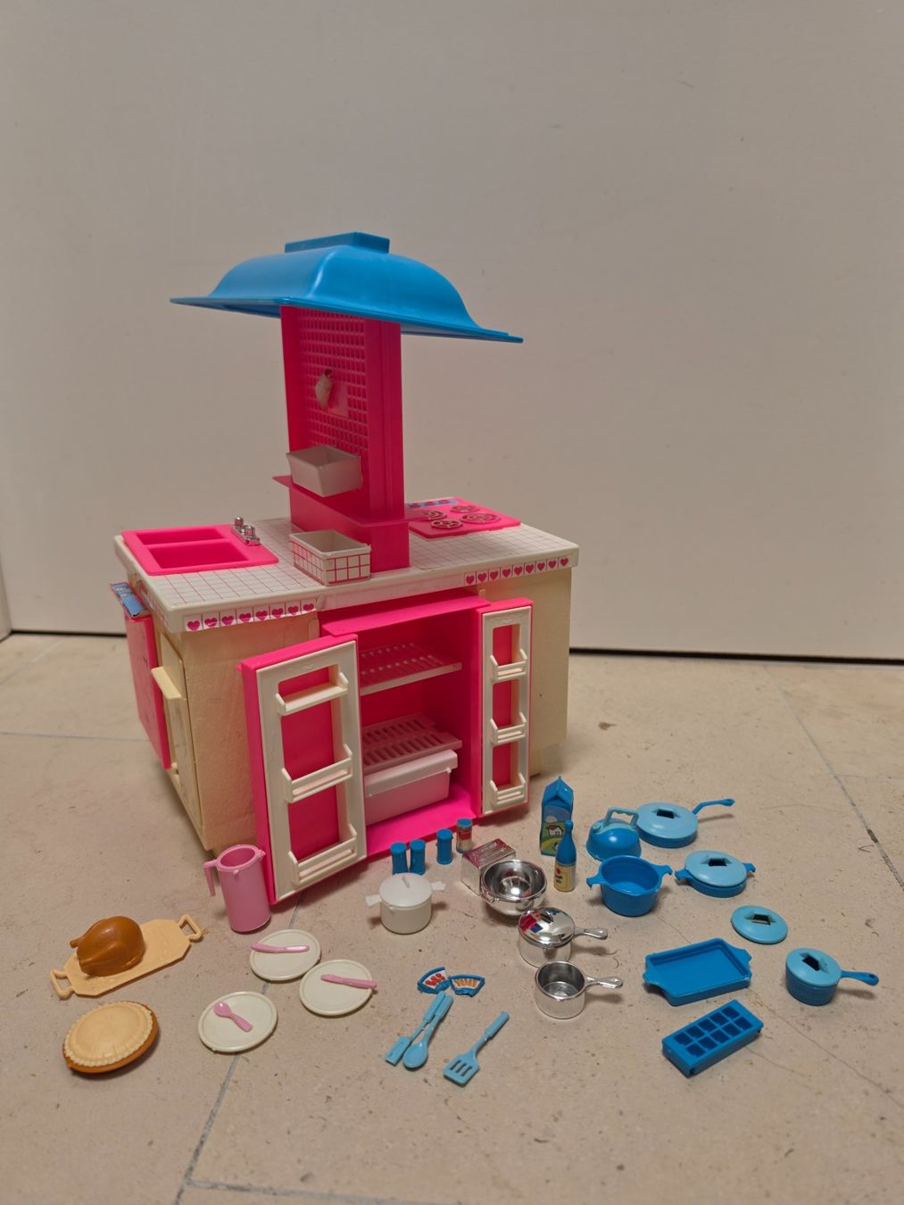 Puppen: Barbie Dream Kitchen de 1984 – Gebraucht aus Bulle von Chimchiree