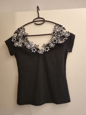 Schwarzes Sommer Oberteil mit Blumenkragen Gr. M