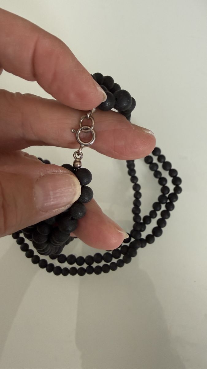 Catenine: Schwarze Bernsteinkette aus 3 Strängen, 48 cm – Nuovo e nell'imballaggio originale da Ebikon venduto da Leonidas2 5