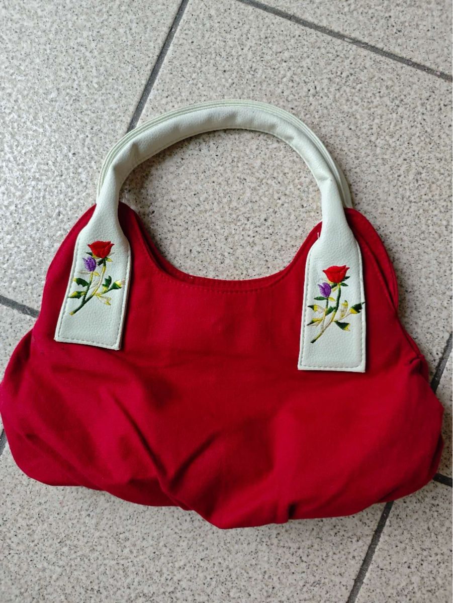 Borse da donna: Red Embroidered Handbag - Stylish Spring Accessory! – Usato da Genève venduto da Noemie.wrmsi