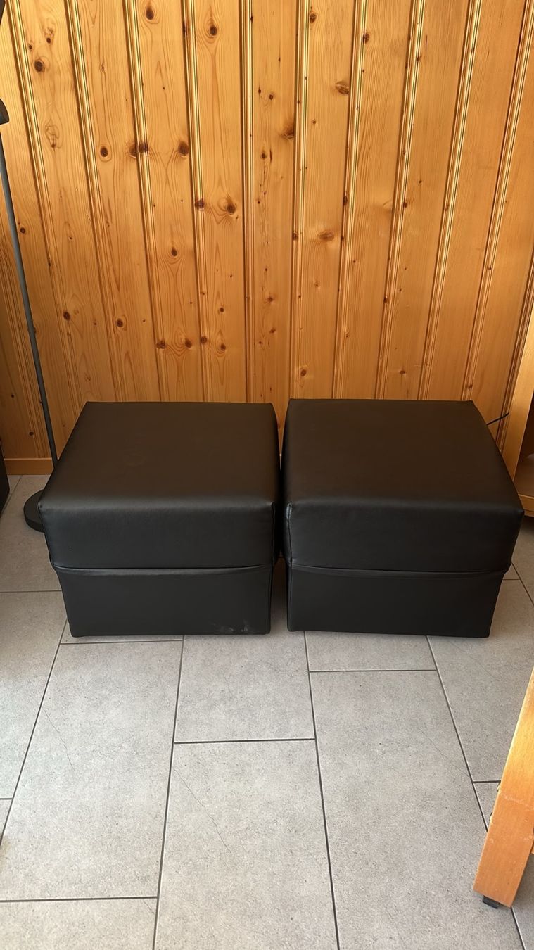 Sofas: Grosses Ecksofa mit zwei Poufs – D'occasion à Stechelberg par Mountain-Flohmi 1