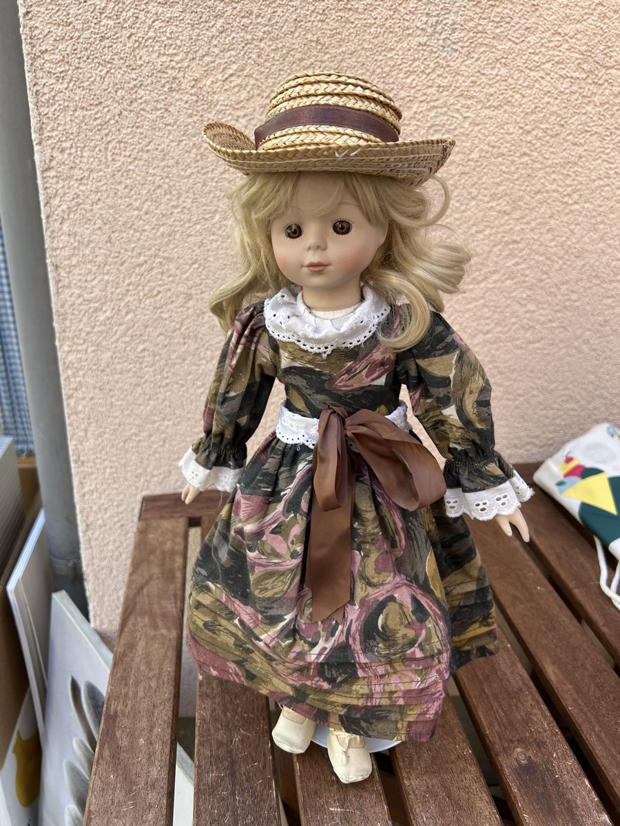 Bambole: Hübsche Sammlerpuppe mit Strohhut – Usato da Basel venduto da shirley_gold