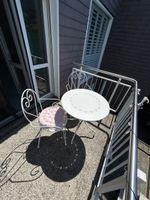 Gartentisch mit 2 Stühlen und Auflagen weiss guter Zustand