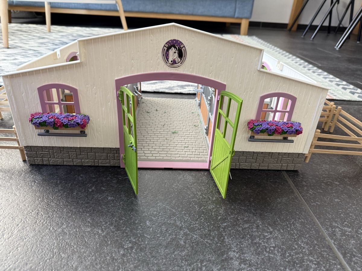 Schleich Giocattoli: Schleichpferde mit Stall – Usato da Zürich venduto da Sonnenkind2015 8