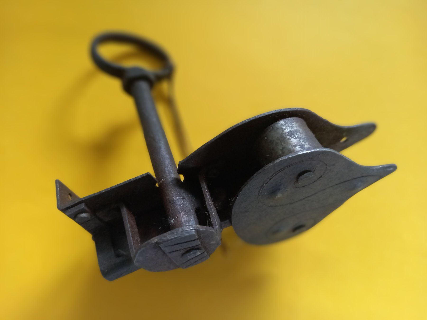 Lucchetti: Serrure ancienne de coffre en fer forgé avec sa clef – Usato da Rossens FR venduto da Souris1 6