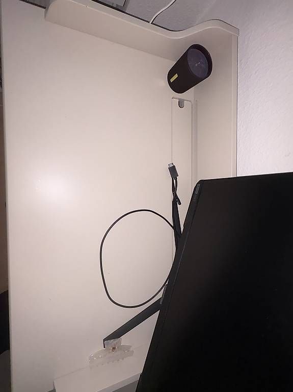 Schreibtische: Beiger Schreibtisch mit Schublade – Gebraucht aus Zürich von Arriona3 1