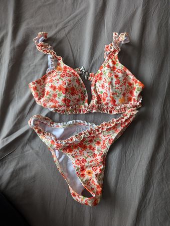 Sommerlicher Bikini mit Blumenmuster, Rüschen - Grösse S