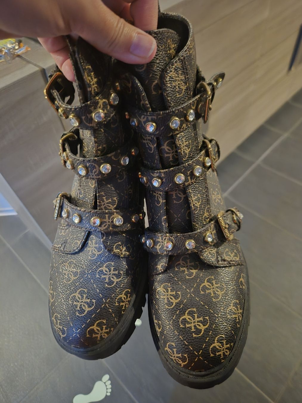 Scarpe da donna: stivali Guess usati pochissimo – Usato da Gampel venduto da ven_s5lq 2