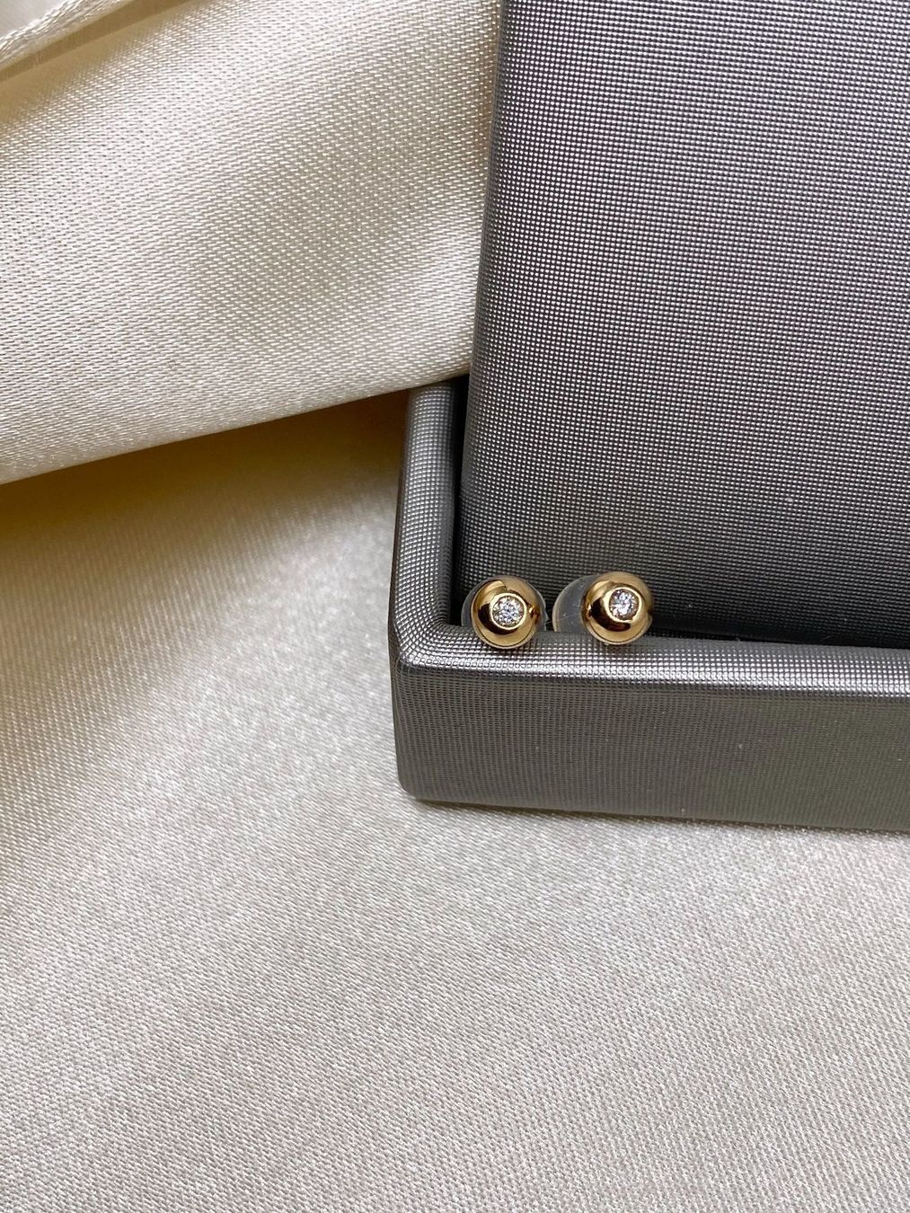 Ohrringe & -stecker: 18k Gelbgold Ohrstecker/ Diamanten – Neu und originalverpackt aus Sarnen von Yingsperlen1