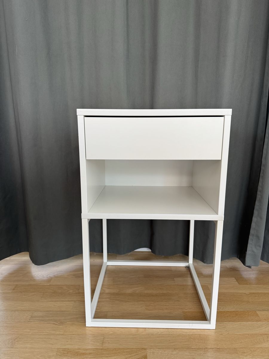 Ikea Tables de nuit: Nachttisch - IKEA Vikhammer – D'occasion à Aarau par faXse