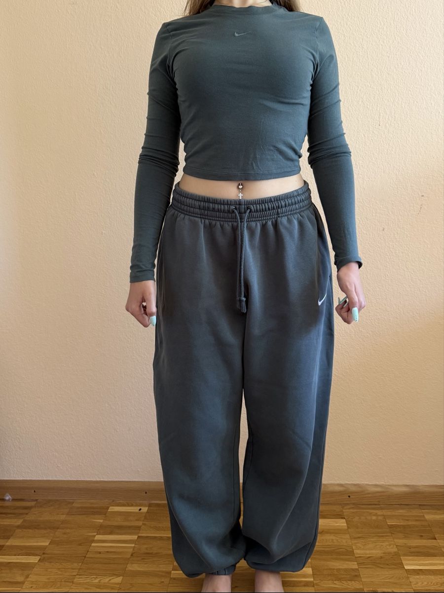 Nike Kleiderpakete: NIKE GREEN SWEATPANTS SET – Gebraucht aus Puplinge von yav_9r9f 1
