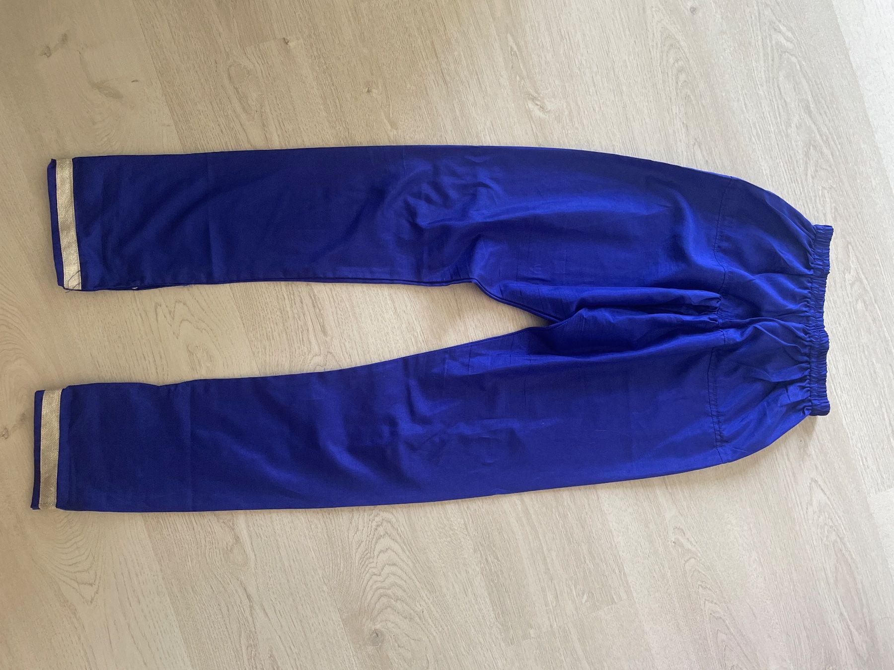 Robes et jupes: Robe Sri lankaises – D'occasion à Ste-Croix par aud_5p6b 1