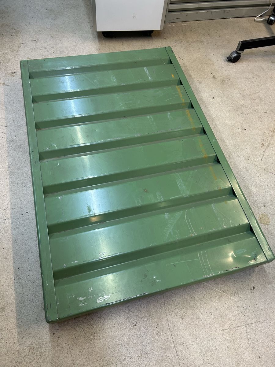 Palettes: Metallpalett – D'occasion à Küssnacht am Rigi par dis_d2m7