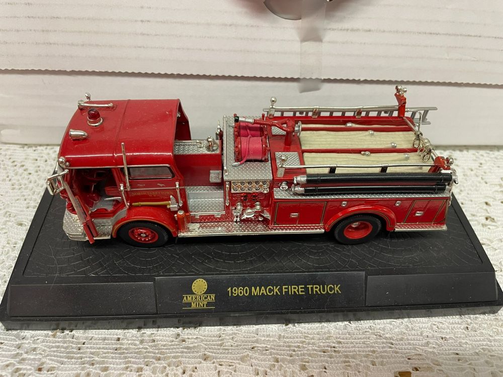 Ixo 1:43 White 7400 SZM Ano de construção 1960 vermelho / prata TR170