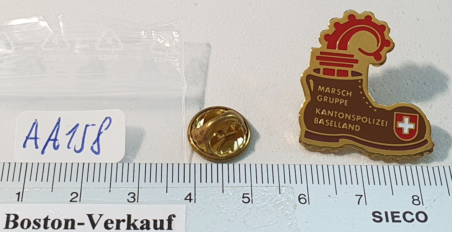 Placchette & Badge: AA158 Pin Wanderschuh Marsch Gruppe Kantonspolizei Baselland – Usato da Reinach BL venduto da Boston-Verkauf 1