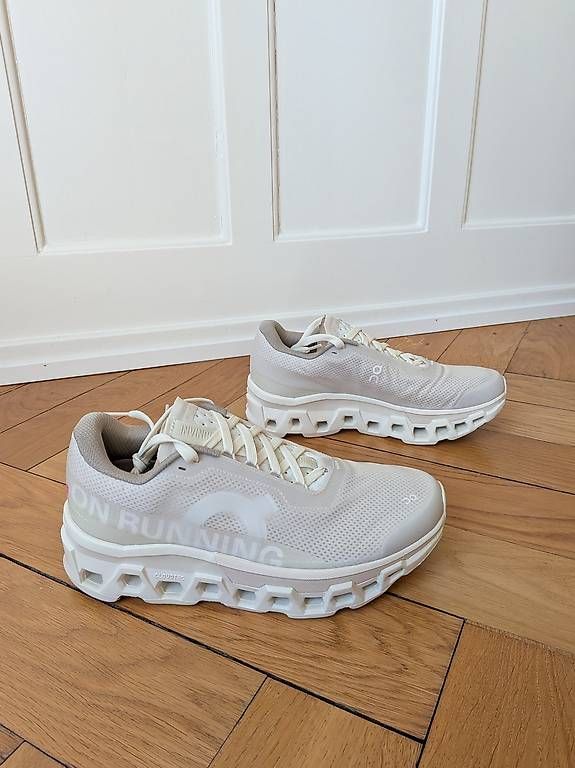 On Herrenschuhe: On x Invincible Cloudmonster 2 Ivory  NEU  Gr. 43 – Neu und originalverpackt aus Basel von tintintelefon 1