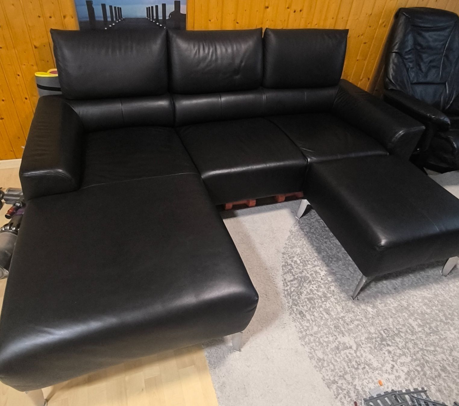 Sofas: Bequemes L-Ledersofa in Schwarz mit Hocker / Ecksofa – D'occasion à Gams par MissTraveller 1