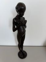Bronzeskulptur "Warme Milch" von Valentin Walter Mettler